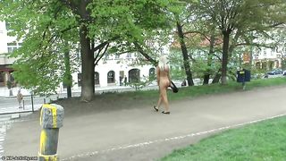 Блондинка показывает сиськи общественности, прогуливаясь голышом по улице