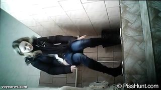 Скрытая камера в женском туалете русской школы