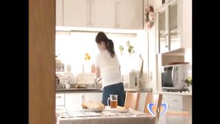 Стройная японка шпилится с мужем прямо на кухне
